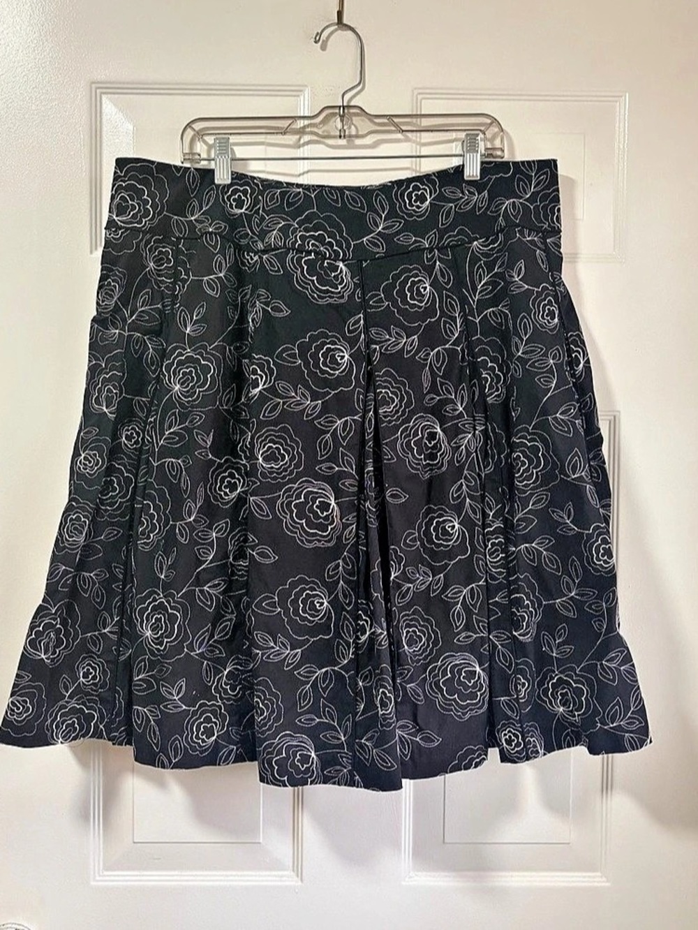 Nine West Floral A-Line Skirt in Black & White Size 18W Like New
